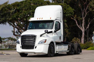 Commercial truck detailing in Fresno, CA – full interior and exterior cleaning for work trucks and fleets.
